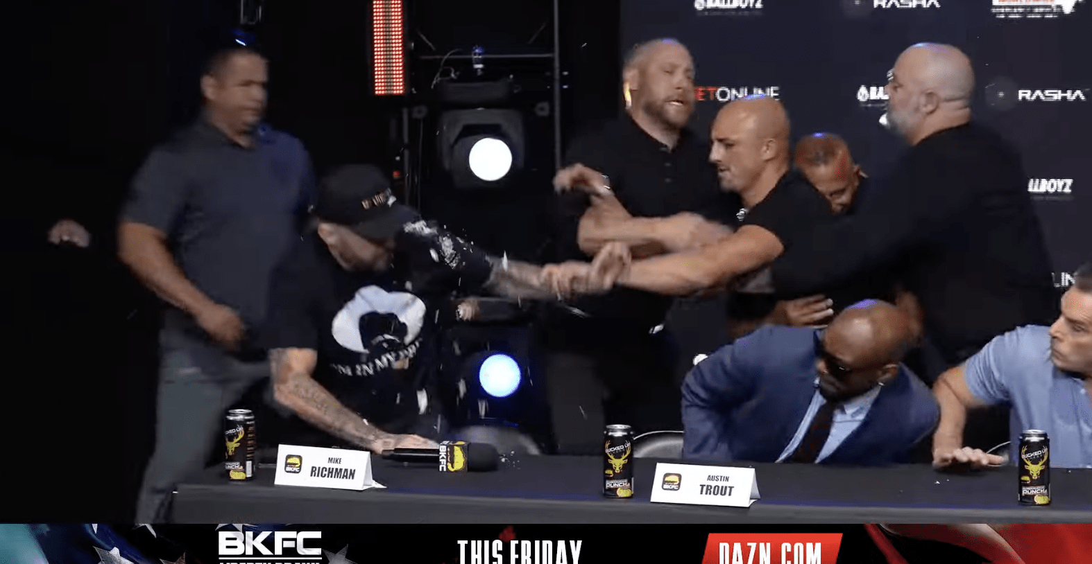 Vídeo: Lutador do BKFC atira cannoli no adversário e quase provoca briga generalizada com cadeiras | BKFC Liberty Brawl — Academia de Jiu-Jitsu, Brazilian Jiu-Jitsu Academy