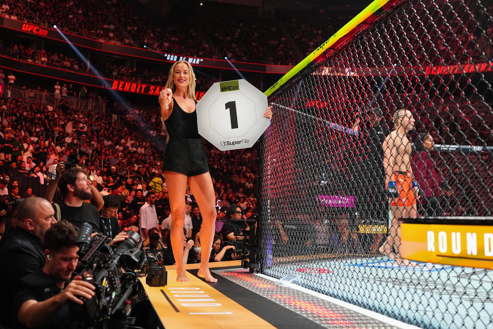 Dana White revela como a estrela da WNBA Sophie Cunningham se tornou uma ring girl no UFC 329 — Academia de Jiu-Jitsu, Brazilian Jiu-Jitsu Academy