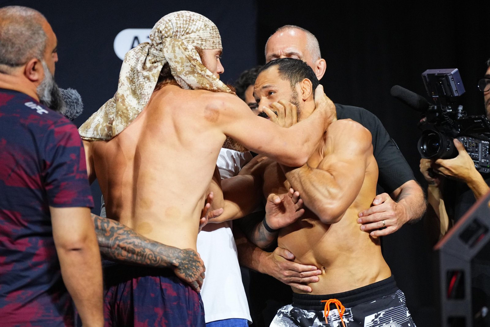 Vídeo: Encaradas do UFC Baku ficam tensas após Shara Bullet agarrar Michel Pereira pelo colarinho; segurança intervém — Academia de Jiu-Jitsu, Brazilian Jiu-Jitsu Academy