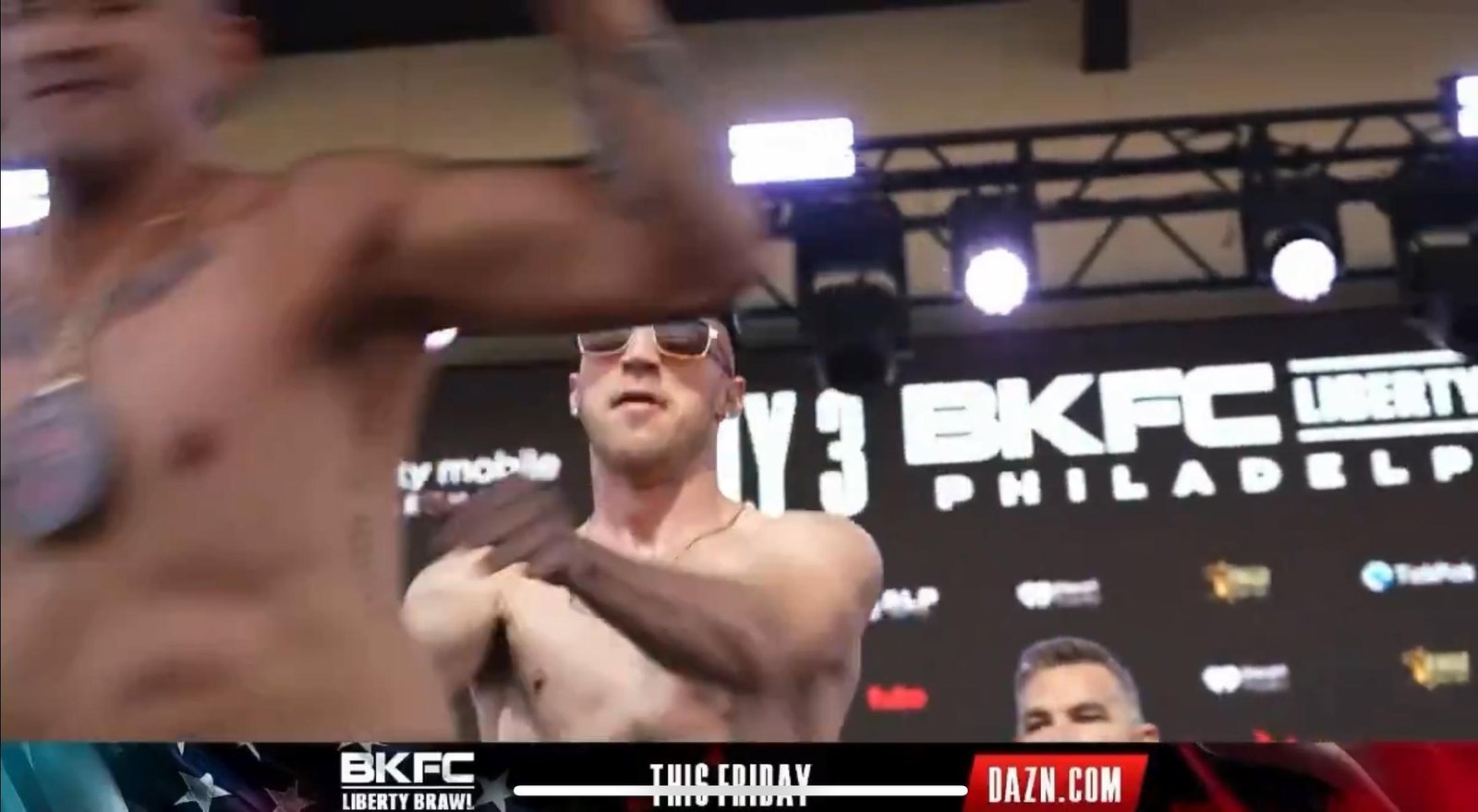 Vídeo: presidente do BKFC empurra lutador após confusão no palco da pesagem | BKFC Liberty Brawl — Academia de Jiu-Jitsu, Brazilian Jiu-Jitsu Academy