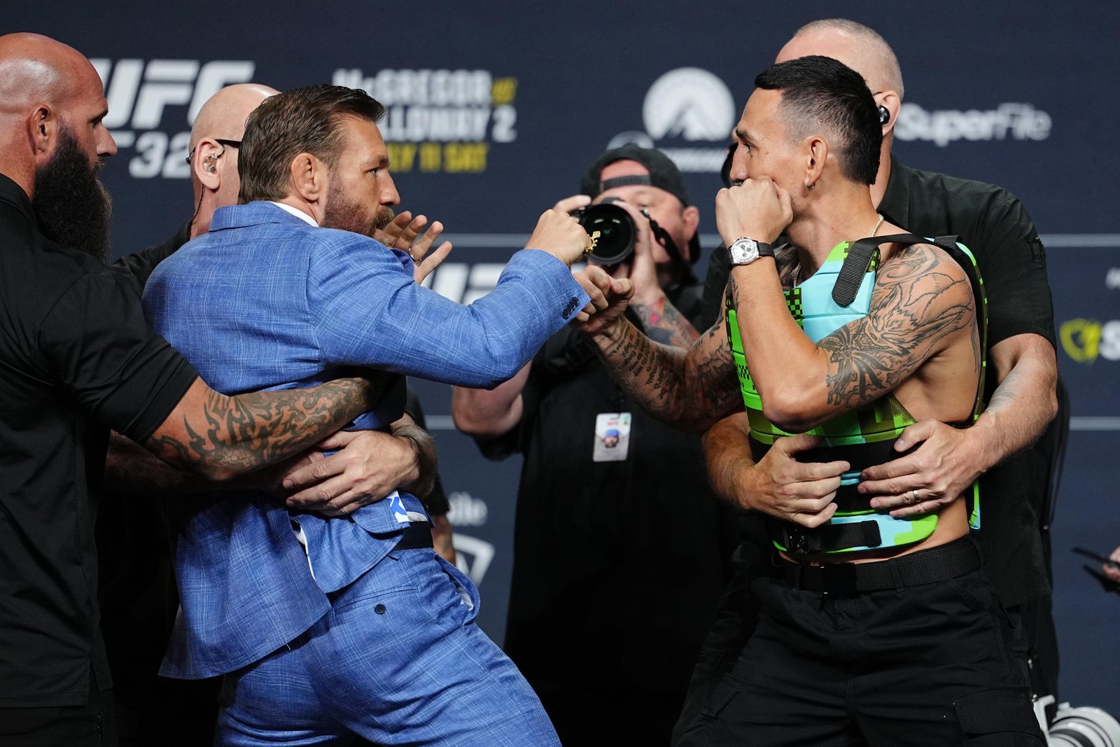 Conor McGregor joga os óculos de Max Holloway no chão em cara a cara tenso do UFC 329 — Academia de Jiu-Jitsu, Brazilian Jiu-Jitsu Academy
