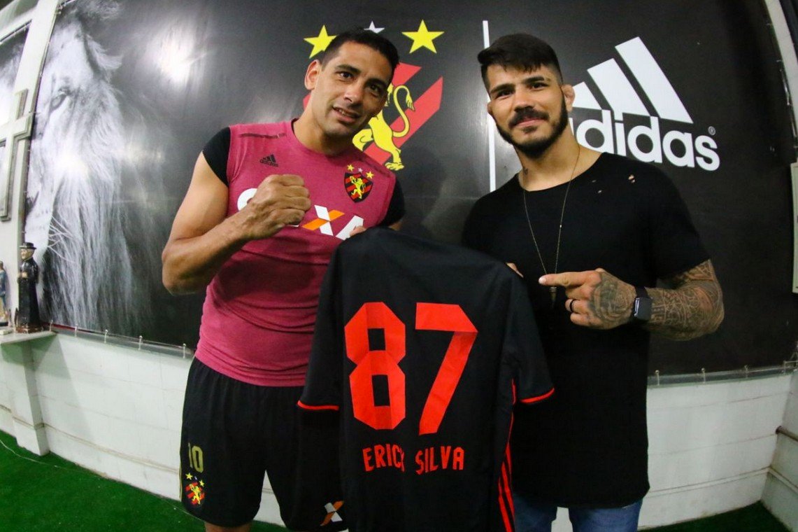 Lutador Erick Silva visita vestiário do Sport e ganha camisa de Diego Souza — Academia de Jiu-Jitsu, Brazilian Jiu-Jitsu Academy